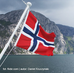 Norwegia - fotografia przedstawia narodową flagę flaga Norwegii